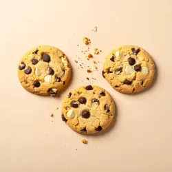 Mokate Cookies ciastka z kawałkami białej i ciemnej czekolady podlane czekoladą 150g