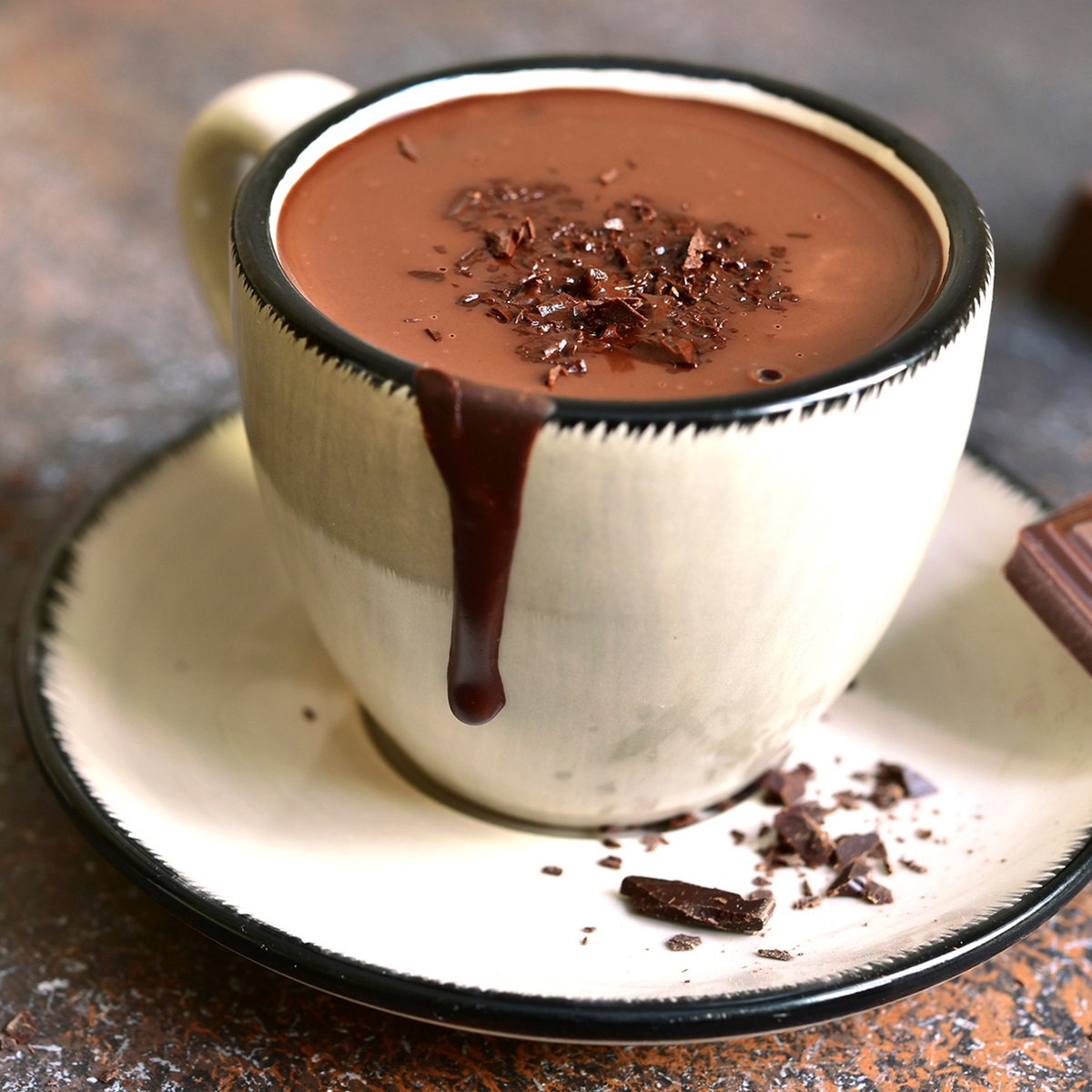 NAPÓJ O SMAKU CIEMNEJ CZEKOLADY Z TRUSKAWKĄ 40G BLACK